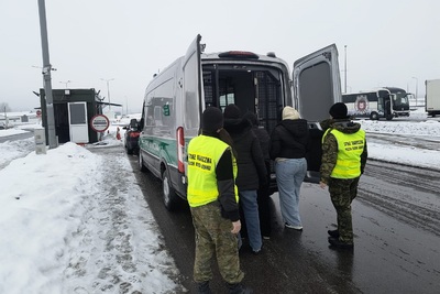 Funkcjonariusze Straży Granicznej podczas wykonywania czynności służbowych Funkcjonariusze Straży Granicznej podczas wykonywania czynności służbowych