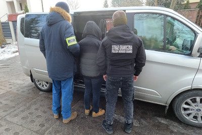 Funkcjonariusze Straży Granicznej i Centralnego Biura Zwalczania Cyberprzestępczości podczas wykonywania czynności służbowych Funkcjonariusze Straży Granicznej i Centralnego Biura Zwalczania Cyberprzestępczości podczas wykonywania czynności służbowych