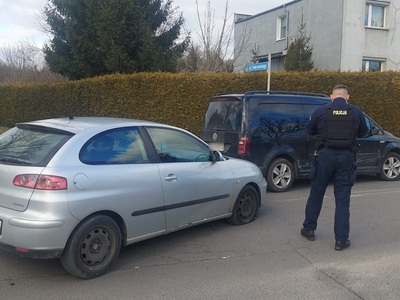 Funkcjonariusz Policji podczas wykonywania czynności służbowych Funkcjonariusz Policji podczas wykonywania czynności służbowych