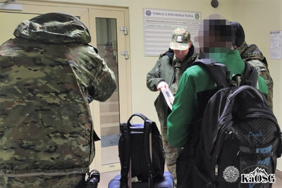 Funkcjonariusze Straży Granicznej podczas wykonywania czynności służbowych Funkcjonariusze Straży Granicznej podczas wykonywania czynności służbowych