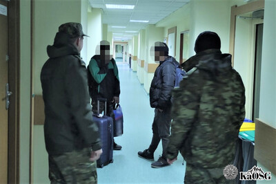 Funkcjonariusze Straży Granicznej podczas wykonywania czynności służbowych Funkcjonariusze Straży Granicznej podczas wykonywania czynności służbowych