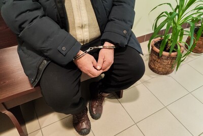 Zatrzymana osoba w kajdankach Zatrzymana osoba w kajdankach