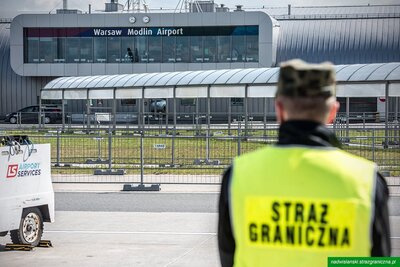 Funkcjonariusze Straży Granicznej podczas wykonywania czynności służbowych na płycie lotniska Funkcjonariusze Straży Granicznej podczas wykonywania czynności służbowych na płycie lotniska