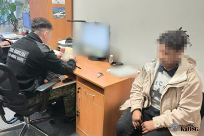 Funkcjonariusz Straży Granicznej podczas wykonywania czynności służbowych Funkcjonariusz Straży Granicznej podczas wykonywania czynności służbowych