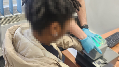 Funkcjonariusz Straży Granicznej podczas wykonywania czynności służbowych Funkcjonariusz Straży Granicznej podczas wykonywania czynności służbowych