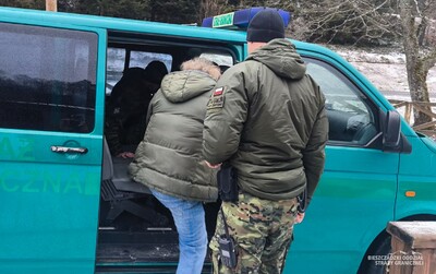 Funkcjonariusze Straży Granicznej podczas wykonywania czynności służbowych Funkcjonariusze Straży Granicznej podczas wykonywania czynności służbowych