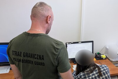 Funkcjonariusz Straży Granicznej podczas wykonywania czynności służbowych Funkcjonariusz Straży Granicznej podczas wykonywania czynności służbowych