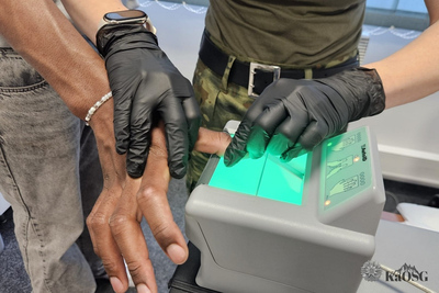 Funkcjonariuszka Straży Granicznej podczas wykonywania czynności służbowych Funkcjonariuszka Straży Granicznej podczas wykonywania czynności służbowych