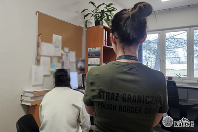 Funkcjonariuszka Straży Granicznej podczas wykonywania czynności służbowych Funkcjonariuszka Straży Granicznej podczas wykonywania czynności służbowych