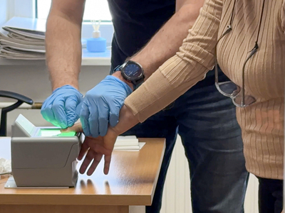 Funkcjonariusz Straży Granicznej podczas wykonywania czynności służbowych Funkcjonariusz Straży Granicznej podczas wykonywania czynności służbowych