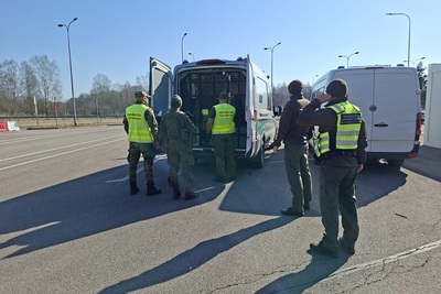 Funkcjonariusze Straży Granicznej i żołnierz WOT podczas wykonywania czynności służbowych Funkcjonariusze Straży Granicznej i żołnierz WOT podczas wykonywania czynności służbowych
