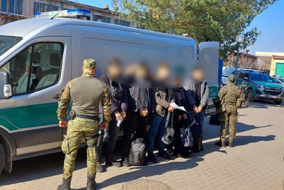 Funkcjonariusze Straży Granicznej podczas wykonywania czynności służbowych Funkcjonariusze Straży Granicznej podczas wykonywania czynności służbowych