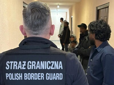 Funkcjonariusz Straży Granicznej podczas wykonywania czynności służbowych Funkcjonariusz Straży Granicznej podczas wykonywania czynności służbowych