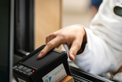 Podróżny korzysta z czytnika linii papilarnych Podróżny korzysta z czytnika linii papilarnych