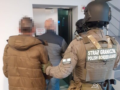 Funkcjonariusze Straży Granicznej podczas wykonywania czynności służbowych Funkcjonariusze Straży Granicznej podczas wykonywania czynności służbowych