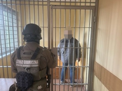 Funkcjonariusz Straży Granicznej podczas wykonywania czynności służbowych Funkcjonariusz Straży Granicznej podczas wykonywania czynności służbowych