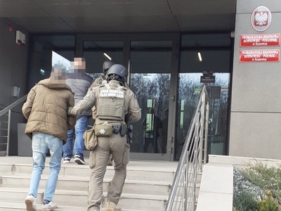 Funkcjonariusze Straży Granicznej podczas wykonywania czynności służbowych Funkcjonariusze Straży Granicznej podczas wykonywania czynności służbowych