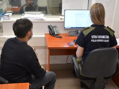 Funkcjonariusze Straży Granicznej podczas wykonywania czynności służbowych Funkcjonariusze Straży Granicznej podczas wykonywania czynności służbowych