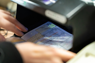 Funkcjonariusz Straży Granicznej podczas kontroli dokumentów Funkcjonariusz Straży Granicznej podczas kontroli dokumentów