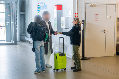 Funkcjonariuszka Straży Granicznej podczas wykonywania czynności służbowych na lotnisku Funkcjonariuszka Straży Granicznej podczas wykonywania czynności służbowych na lotnisku