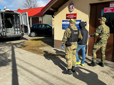 Funkcjonariusze Straży Granicznej podczas wykonywania czynności służbowych Funkcjonariusze Straży Granicznej podczas wykonywania czynności służbowych