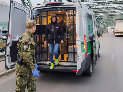 Funkcjonariusze Straży Granicznej podczas wykonywania czynności służbowych Funkcjonariusze Straży Granicznej podczas wykonywania czynności służbowych