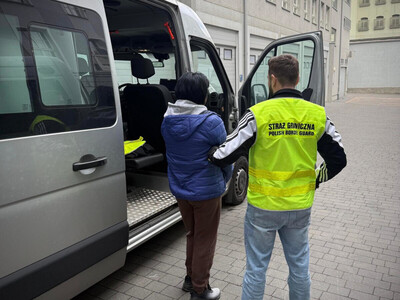 Funkcjonariusz Straży Granicznej podczas wykonywania czynności służbowych Funkcjonariusz Straży Granicznej podczas wykonywania czynności służbowych