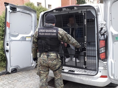 Funkcjonariusz Straży Granicznej podczas wykonywania czynności służbowych Funkcjonariusz Straży Granicznej podczas wykonywania czynności służbowych