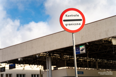 Znak Kontrola Graniczna w tle przejście drogowe Znak Kontrola Graniczna w tle przejście drogowe