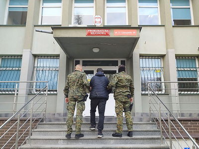 Funkcjonariusze Straży Granicznej podczas wykonywania czynności służbowych Funkcjonariusze Straży Granicznej podczas wykonywania czynności służbowych