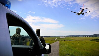 Skutki nieodpowiedzialnych żartów na lotnisku w Krakowie-Balicach Zdjęcia: KaOSG