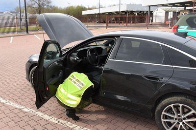 Funkcjonariusz SG przy zatrzymanym aucie 