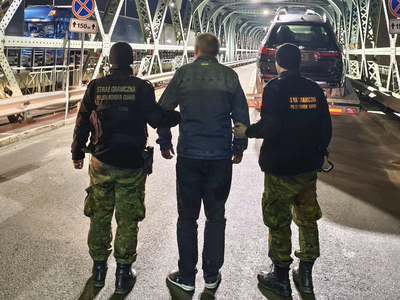 Funkcjonariusze Straży Granicznej podczas wykonywania czynności służbowych Funkcjonariusze Straży Granicznej podczas wykonywania czynności służbowych