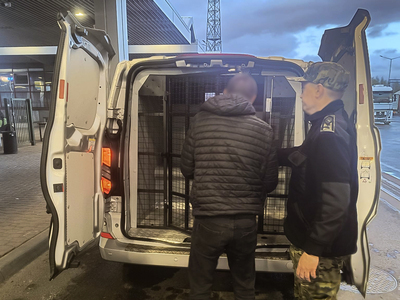 Funkcjonariusz Straży Granicznej podczas wykonywania czynności służbowych Funkcjonariusz Straży Granicznej podczas wykonywania czynności służbowych