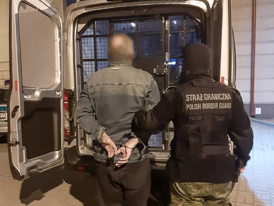 Funkcjonariusz Straży Granicznej podczas wykonywania czynności służbowych Funkcjonariusz Straży Granicznej podczas wykonywania czynności służbowych