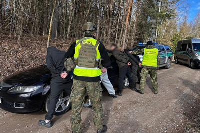 Funkcjonariusz Straży Granicznej i żołnierz WOT podczas wykonywania czynności służbowych Funkcjonariusz Straży Granicznej i żołnierz WOT podczas wykonywania czynności służbowych