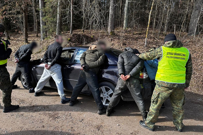 Funkcjonariusz Straży Granicznej i żołnierz WOT podczas wykonywania czynności służbowych Funkcjonariusz Straży Granicznej i żołnierz WOT podczas wykonywania czynności służbowych