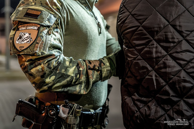 Funkcjonariusz Straży Granicznej podczas wykonywania czynności służbowych Funkcjonariusz Straży Granicznej podczas wykonywania czynności służbowych