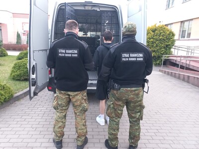 Funkcjonariusze Straży Granicznej podczas wykonywania czynności służbowych Funkcjonariusze Straży Granicznej podczas wykonywania czynności służbowych