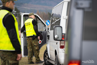 Funkcjonariusze Straży Granicznej podczas wykonywania czynności służbowych Funkcjonariusze Straży Granicznej podczas wykonywania czynności służbowych