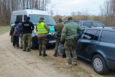 Funkcjonariusze Straży Granicznej i żołnierz WOT podczas wykonywania czynności służbowych Funkcjonariusze Straży Granicznej i żołnierz WOT podczas wykonywania czynności służbowych
