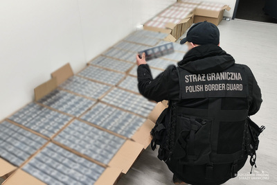 Funkcjonariusz Straży Granicznej podczas wykonywania czynności służbowych Funkcjonariusz Straży Granicznej podczas wykonywania czynności służbowych