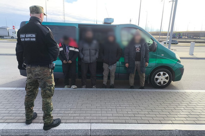 Funkcjonariusz Straży Granicznej podczas wykonywania czynności służbowych Funkcjonariusz Straży Granicznej podczas wykonywania czynności służbowych