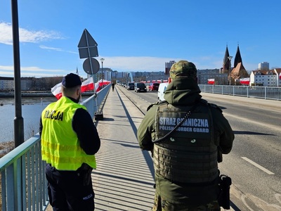 Funkcjonariusze Straży Granicznej i Policji podczas wykonywania czynności służbowych Funkcjonariusze Straży Granicznej i Policji podczas wykonywania czynności służbowych