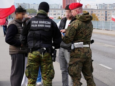 Funkcjonariusz Straży Granicznej i żołnierz Żandarmerii Wojskowej podczas wykonywania czynności służbowych Funkcjonariusze Straży Granicznej i Policji podczas wykonywania czynności służbowych