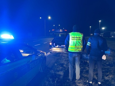 Funkcjonariusze Straży Granicznej podczas wykonywania czynności służbowych Funkcjonariusze Straży Granicznej podczas wykonywania czynności służbowych