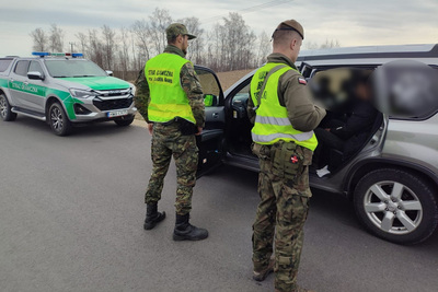 Funkcjonariusz Straży Granicznej i żołnierz Wojsk Obrony Terytorialnej podczas wykonywania czynności służbowych Funkcjonariusz Straży Granicznej i żołnierz Wojsk Obrony Terytorialnej podczas wykonywania czynności służbowych