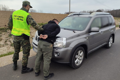 Funkcjonariusz Straży Granicznej podczas wykonywania czynności służbowych Funkcjonariusz Straży Granicznej podczas wykonywania czynności służbowych