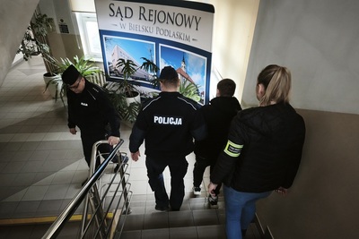 Funkcjonariusze Straży Granicznej i Policji podczas wykonywania czynności służbowych Funkcjonariusze Straży Granicznej i Policji podczas wykonywania czynności służbowych