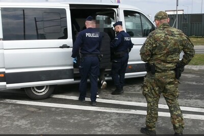 Funkcjonariusze Straży Granicznej i Policji podczas wykonywania czynności służbowych Funkcjonariusze Straży Granicznej i Policji podczas wykonywania czynności służbowych